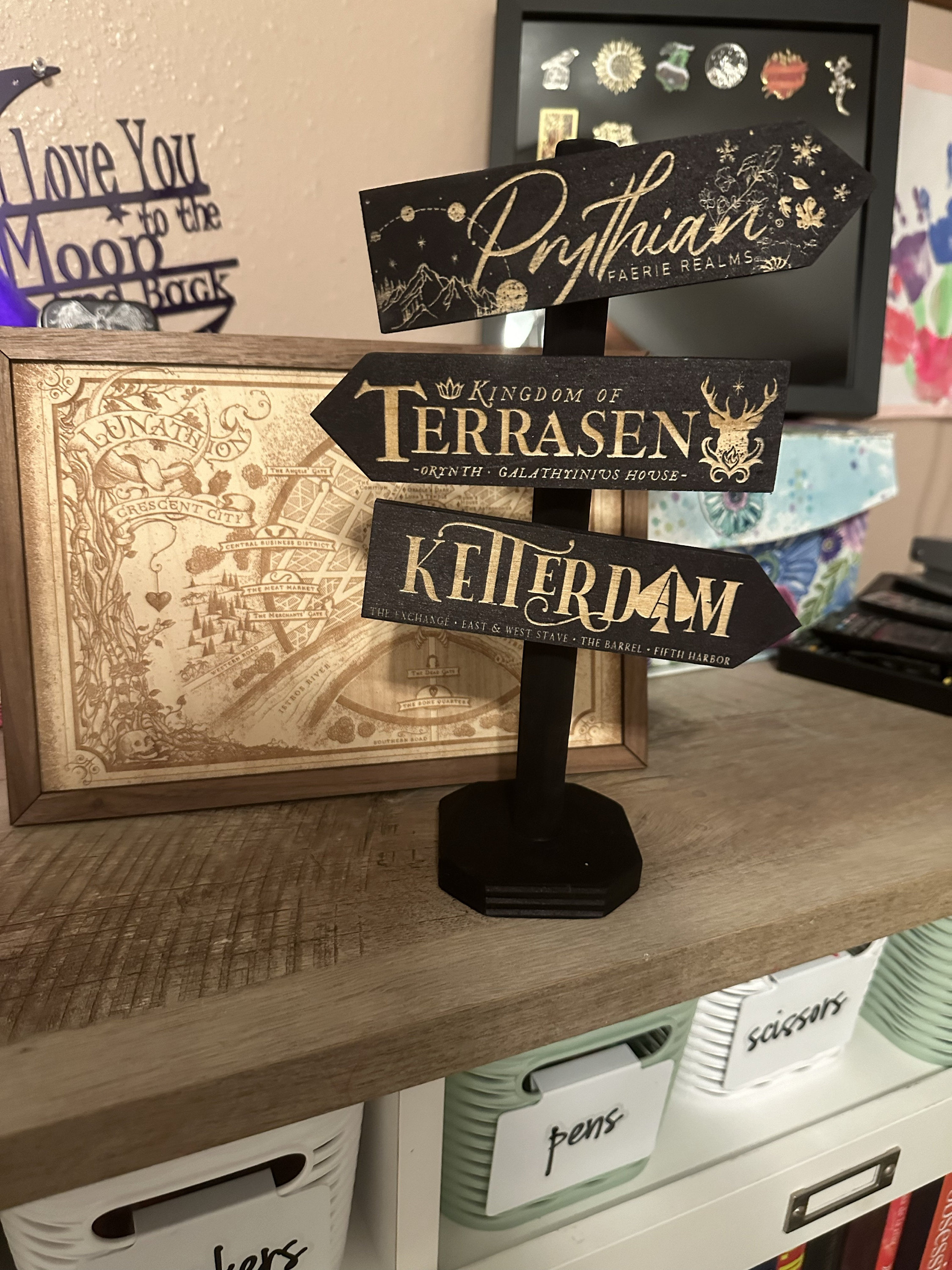Standing Wooden Signposts, laser engraved, literary places inspired by literature: ACOMAF, Six of Crows, Nevernight...