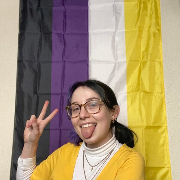 Persona Non Binaria Con Flag Lgbt Fotografia Stock - Immagine di