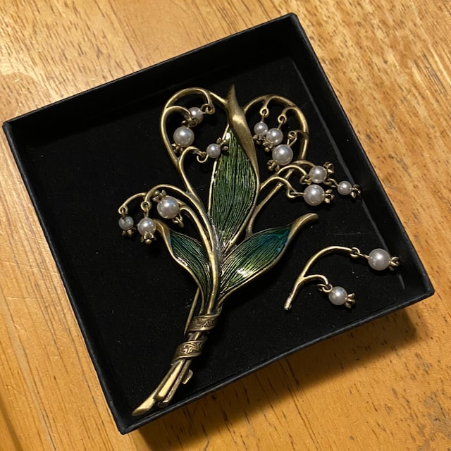 フランス1900年代 アンティークブローチ すずらん マザーオブパール 金色