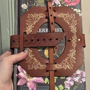 レザーブックホルスター:調節可能なLARPブックバッグ - Etsy 日本 レザーブックホルスター:調節可能なLARPブックバッグ - Etsy 日本
