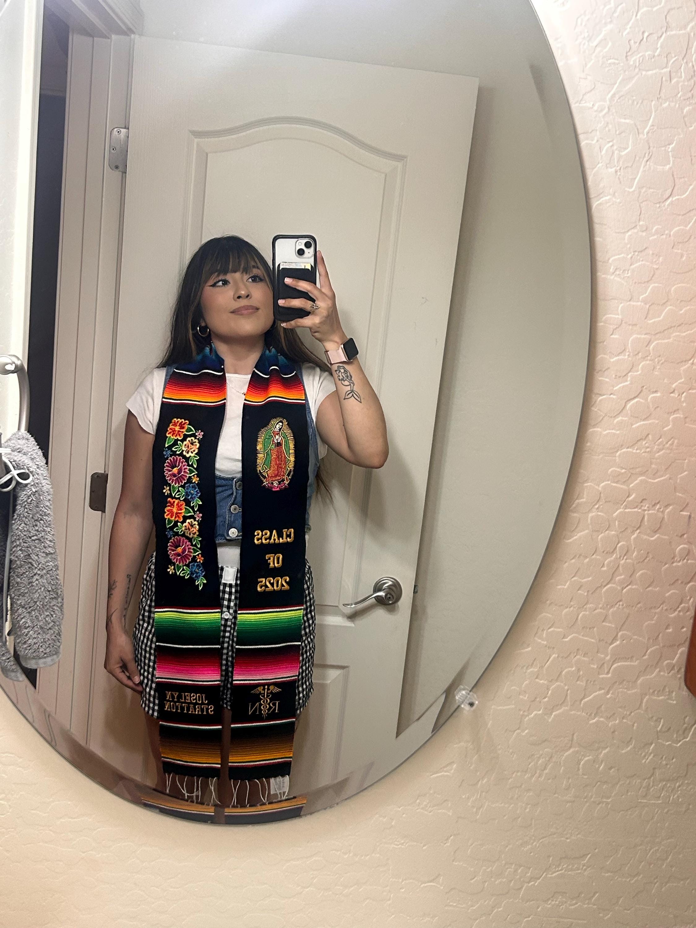 Mexikanische Abschlussstola mit Serape, bestickt mit Blumen. Abschlussstola. Mexikanische Abschlussstola. Abschlussjahrgang 2025. Personalisierte Stola.