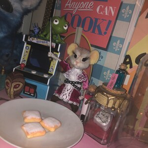 Alice Im Wunderland Stifthalter – Süßes Fan-Geschenk Mit Samtfutter