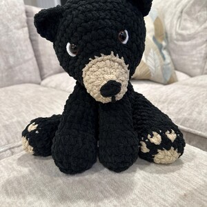 かぎ針編みの座っているクマのあみぐるみパターン | かぎ針編み