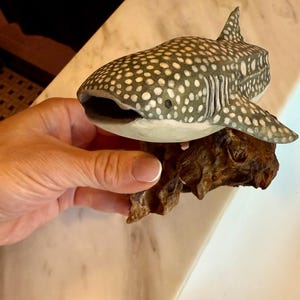 木製ジンベイザメの置物、野生動物の芸術彫刻、サメのコレクション