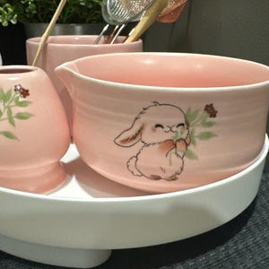 手描きのピンクのかわいいウサギの陶器製抹茶碗、竹製の茶筅と茶筅