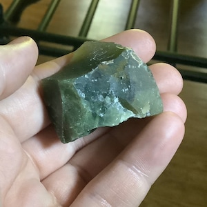 Cristal de jaspe verde 1 Piedra de jaspe en bruto, Cristal de jaspe en  bruto, Trozo de jaspe verde, Cristales y piedras en bruto, Tamaño grande  mediano -  México