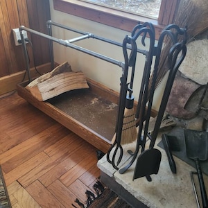 Mobile Portalegna In Acciaio Con 2 Ripiani: Elegante, Robusto E Perfetto Per Organizzare La Legna Da Ardere In Casa