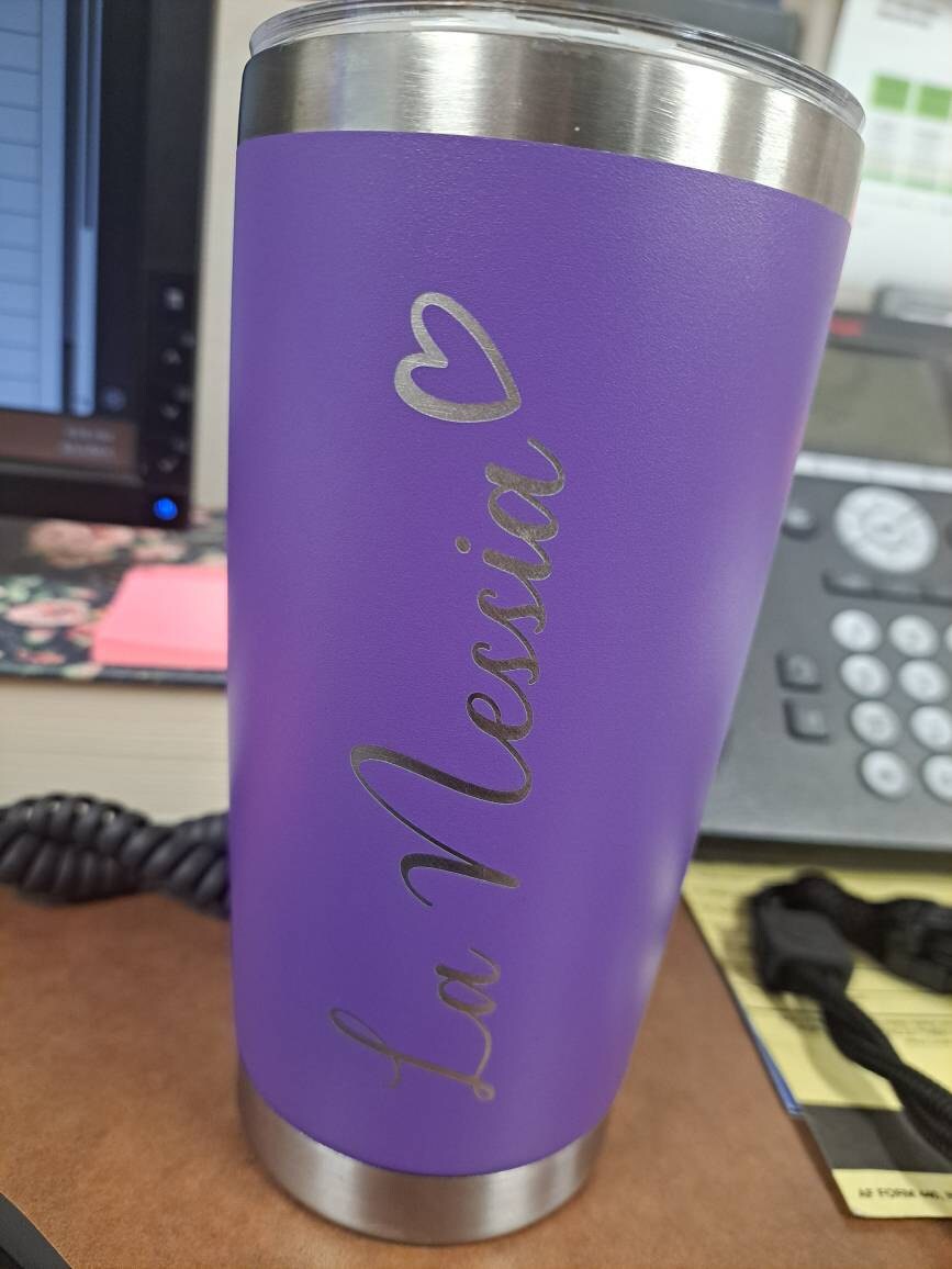 Personalisierter 20 oz Becher, Reisebecher mit individuellem Namen, Becher mit Lasergravur, Wasserbecher aus Edelstahl, Brautjungfernbecher, Isolierbecher