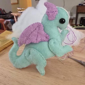 ベビードラゴン。フェルトで作るぬいぐるみの型紙と作り方ガイド