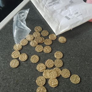 Leib Games Monete Pirata in Metallo - 100 Monete del Tesoro d'oro per Giochi da Tavolo Adulti, Giochi di società per Bambini - Dungeons & Dragons, Gloomhaven, Gioco da Tavolo Giocattoli