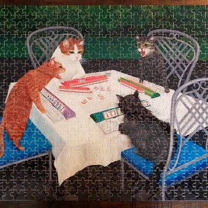 麻雀をする猫たちのジグソーパズル：風変わりな猫の庭 - Etsy 日本