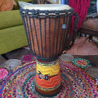 Authentieke Beginner Djembe Met Houtsnijwerk - 12 Inch Mahoniehout, Witte Geitenhuid