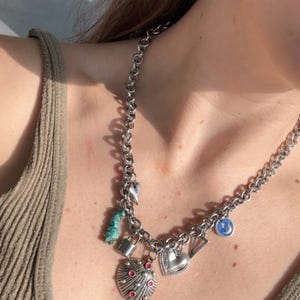チャームネックレス、チャンキーチャームネックレスシルバー