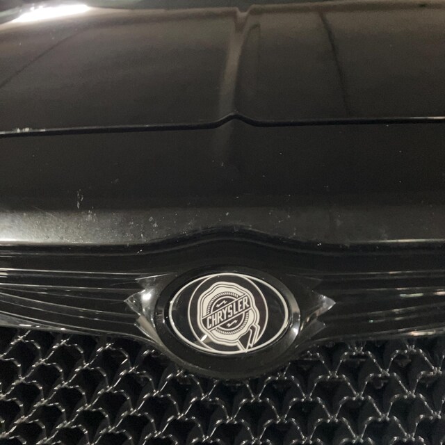 Emblème (badge) D'aile Avant Gauche Pour Chrysler 300C Phase 1 - Occasion En Très Bon état