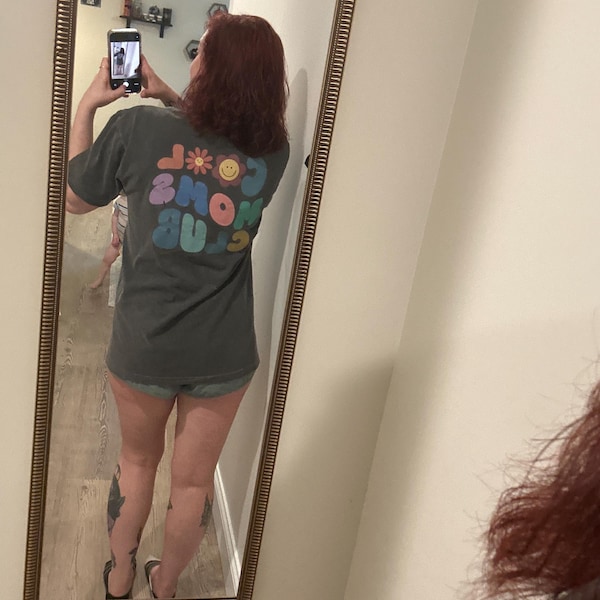All The Cool Moms Are Reading - Comfort Colors Tee