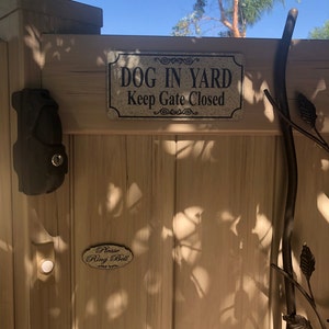 Schild 'Dog In Yard Keep Gate Closed' – 15,2x7,6 Cm, Silber Gebürstet, Selbstklebend Aus Acryl