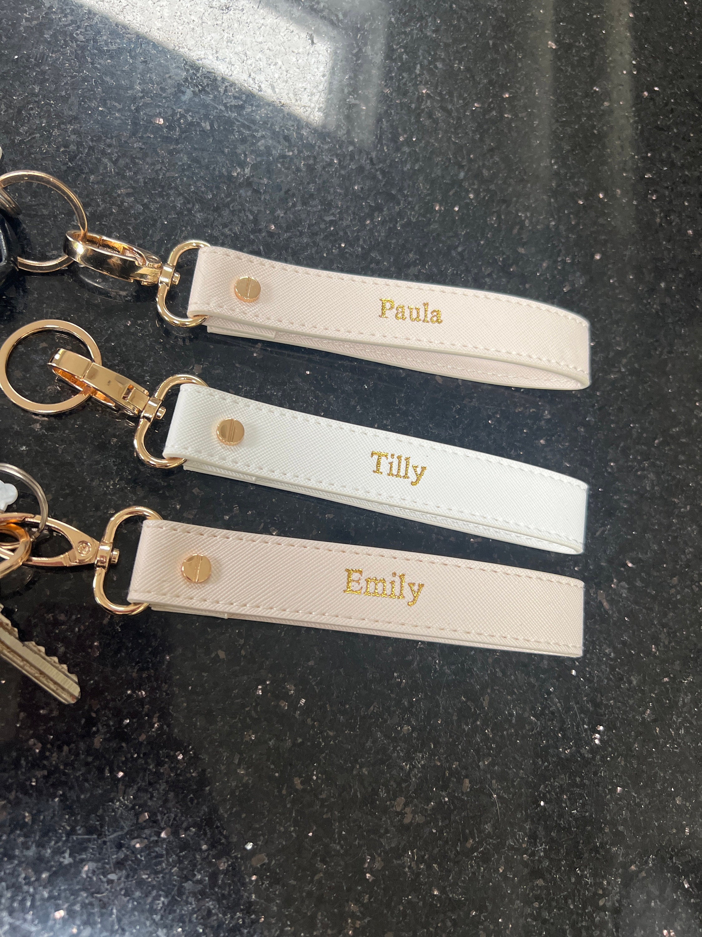 Personalisierter großer Loop-Schlüsselanhänger - Personalisierter Schlüsselring - Armband-Schlüsselanhänger - Taschenanhänger - Autoanhänger - Geschenke für Sie - Gepäckanhänger