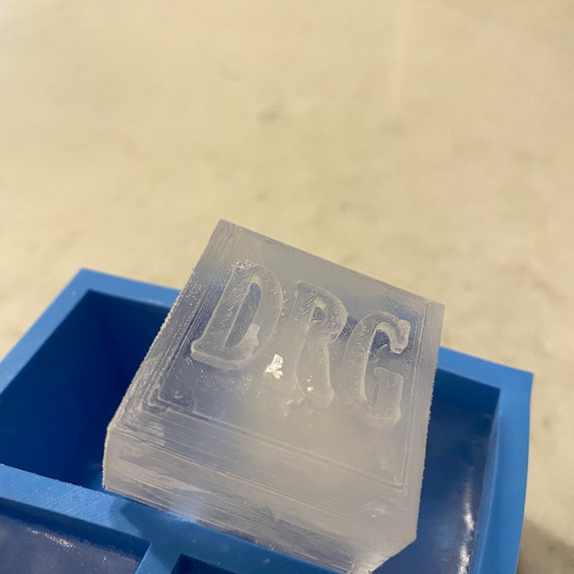 DRINKSPLINKS Customized Letter L Monogram Ice Cube Mold - Silicone Ice Cube  Mold Trays with Big Letters of the Alphabet for Custom Monogram Shaped Ice