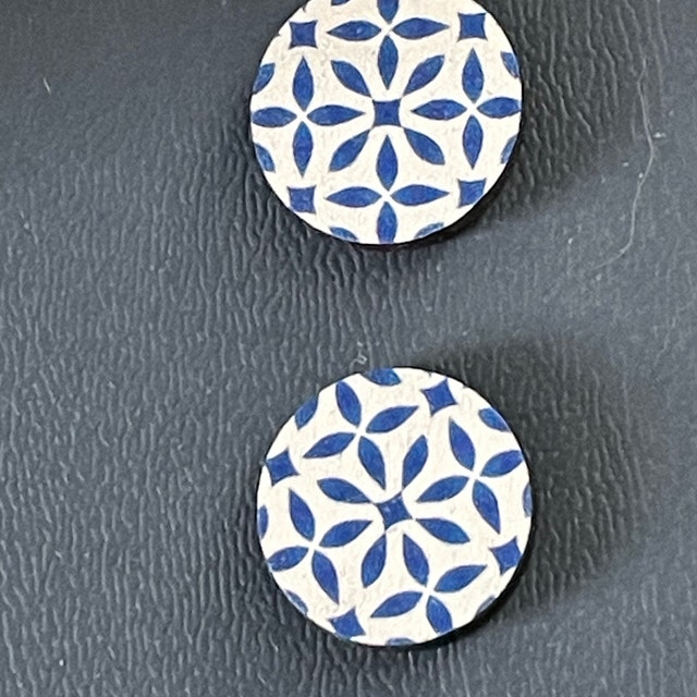 NEW Print Series 2 Pcs 36 X 36 Mm Filigree Tiger Wood Charm NEW Print Series 2 Pcs 36 X 36 Mm Filigree Tiger Wood Charm