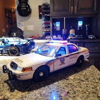 Modellino Polizia 1/24 – Ford Explorer LAPD 2022 Con Luci E Sirene, MOTORMAX