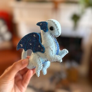 ベビードラゴン。フェルト製のぬいぐるみの型紙と作り方ガイド