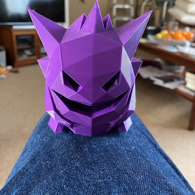 ハロウィンのゲンガーフィギュア。ライトアップポケモン像。3D