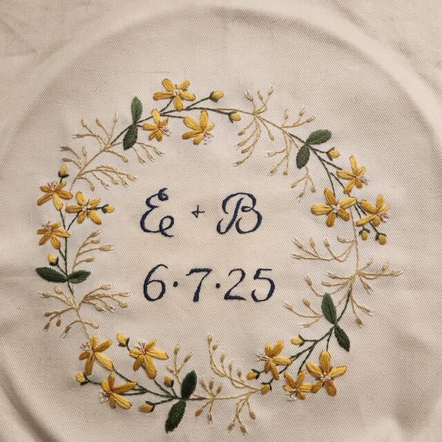 セントジョンズワートの花輪刺繍パターン：夏の花柄デザイン（PDF +