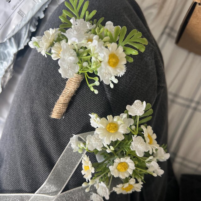 Daisy and Baby's Breath Boutonniere for Men, Daisy Wrist Corsage