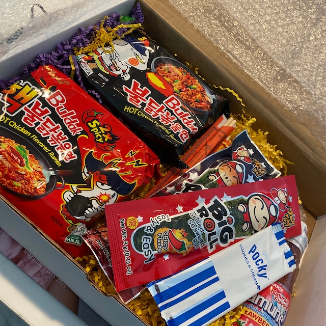 25 PCS Exotic Asian Snack Box Ramen Candy Drinks Japanese Snacks Chinese Snacks  Gift Box Ramune 