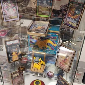 グレーのフェルト帽をかぶったピカチュウのカスタムポケモンカード