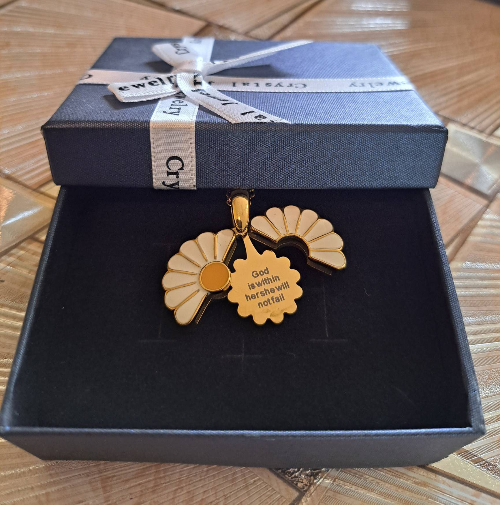 Personalisierte Daisy-Medaillon-Halskette mit versteckter Botschaft – Personalisierbares Geschenk für Sie, Geschenk für die Gottesmutter, winzige Senfsamen, christliche Geschenke für Sie