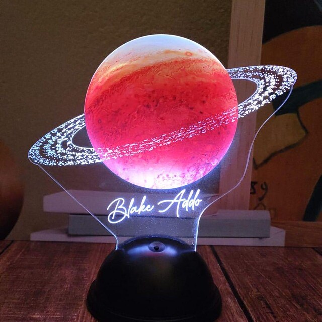 Lámpara Saturno LED Con Altavoz Bluetooth – Luz Nocturna Con 12 Modos De Color, Mando Incluido, Base De Madera, Regalo Original Para Niños Y Adultos