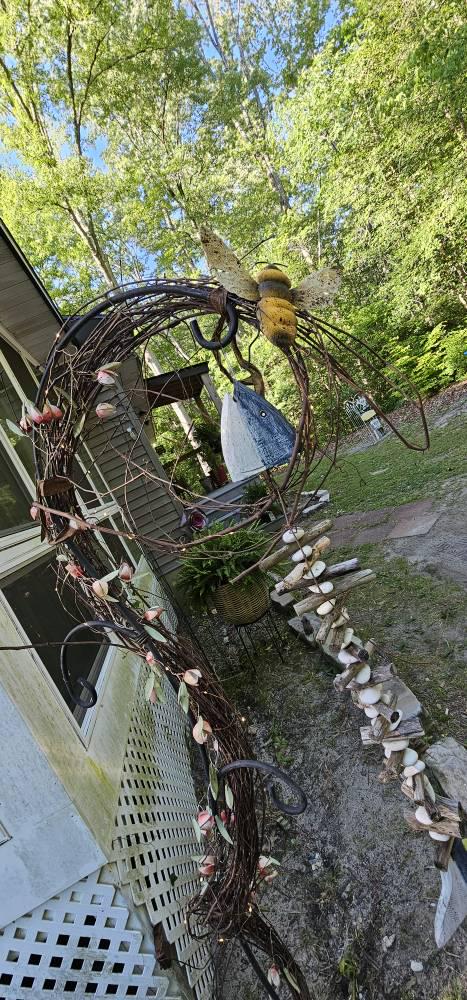 Rustic Metal Bee Wall Hanging Garden Decor Set of 2