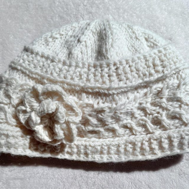 Women's Flower Beanie - Winter Hat - Hand Knitted - 100