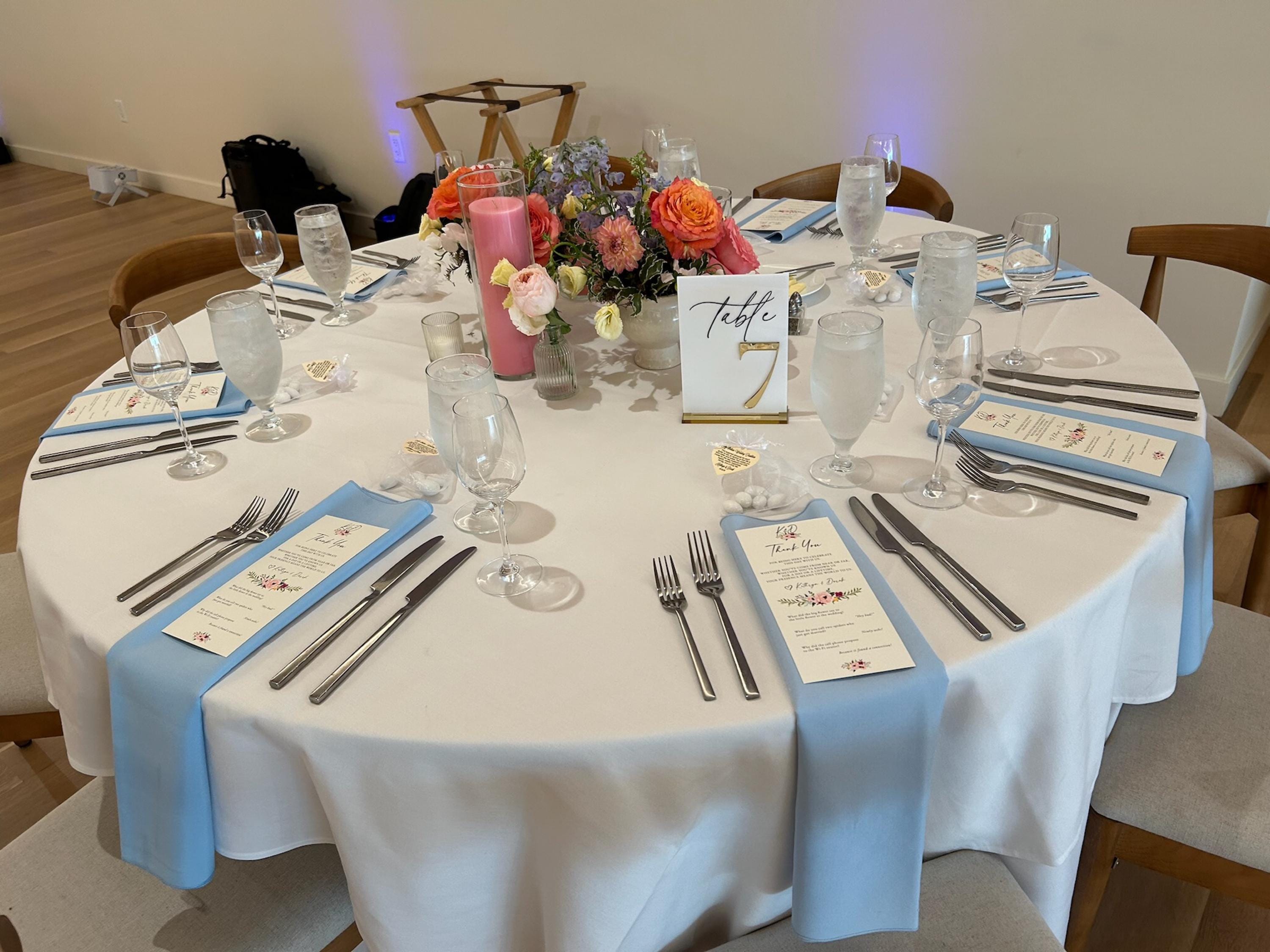 Tischnummern für Hochzeiten - Weiße Acryl-Tischschilder mit 3D-Goldspiegel - Tischdekoration für Hochzeiten - Tischnummern mit Ständern - Tischdekoration für Hochzeiten