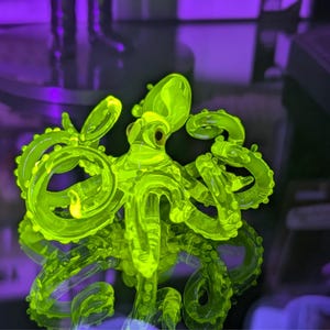 ウランガラスタコペンダント ウランワセリンガラスの置物 タコガラスUV