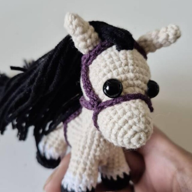 ポニーのあみぐるみ編み図ガイド（鞍と手綱のアクセサリー付き