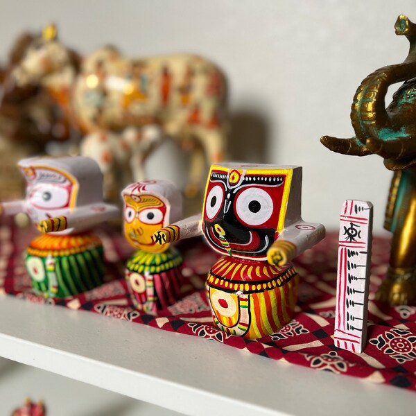 BEXCO Lord Jagannath, Balabhadra, Subhadra Idol Mit Sudarshan-Chakra – Auto-Armaturenbrett Statue, 6,3 Cm