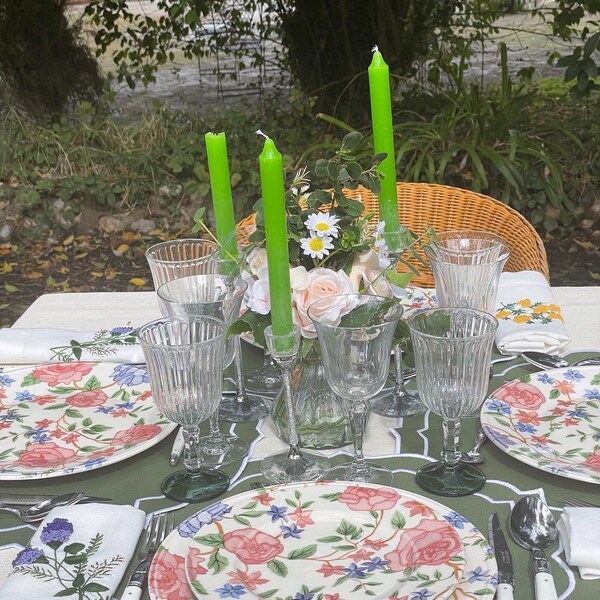 The Botanica Embroidered Yellow Placemat and Napkin Set