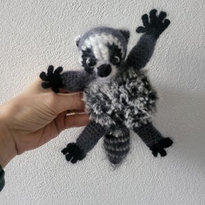かぎ針編みのアライグマのキーホルダーのパターン。ぬいぐるみと