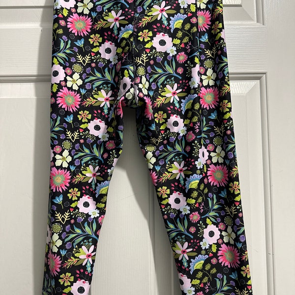 Water Lillies of Guyana printed leggings main image 0