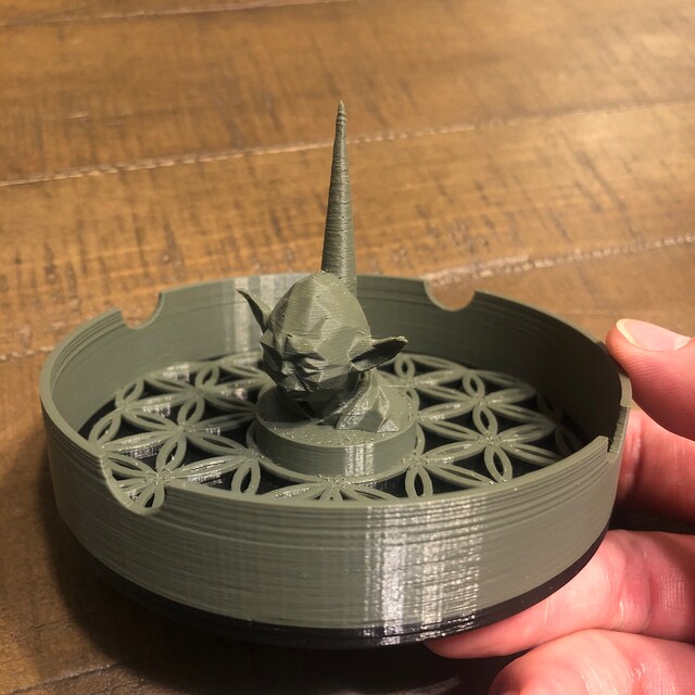 スター・ウォーズをテーマにした灰皿 - 緑色の3Dプリントヨーダ