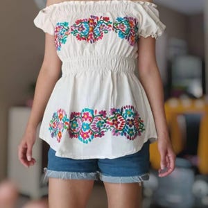 メキシコ　花柄刺繍のオフショルダートップス 花柄刺繍入りメキシカントップス。サイズ：S～2X。典型的な