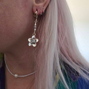 Orecchini Pendenti A Clip A Forma Di Fiore Di Margherita &ndash; Fatti A Mano &ndash; Oro Placcato