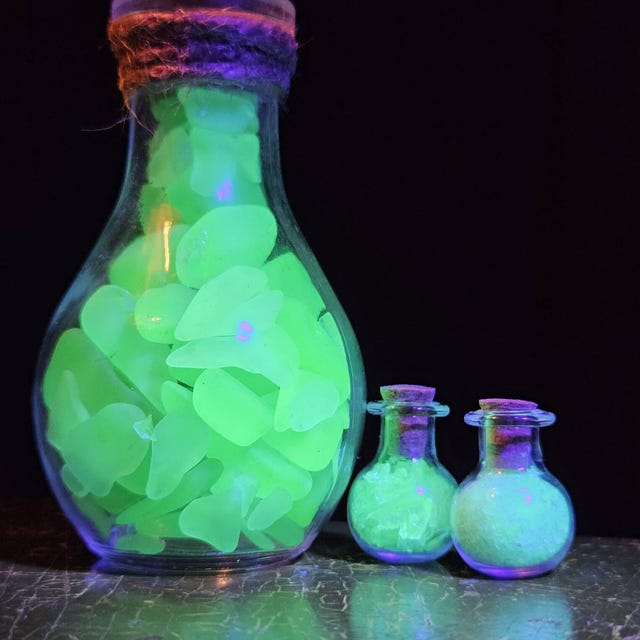 砕いた青いウランシーグラス（大きなポーションコルク瓶入り）、UV