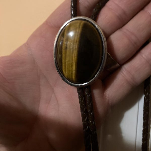 Cravate bolo en argent soleillé, cabochon en lapis