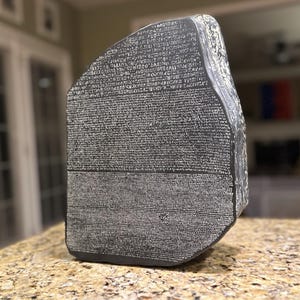 ロゼッタ ストーンのレプリカ - ロゼッタ ストーンの手作り玄武岩壁