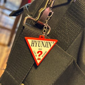 Stray Kids ヒョンジン × GUESS バッグチャーム - Etsy 日本