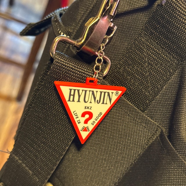 Stray Kids ヒョンジン × GUESS バッグチャーム - Etsy 日本