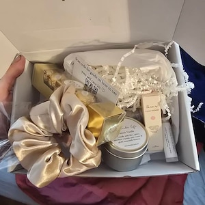 MODERN WOMAN Self Care Gift | Pamper Self Care Christmas Gift Box | Bath & Beauty Spa Relaxation Gifts for Her | Self Care